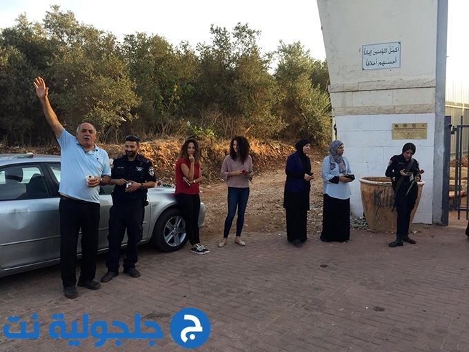 انتظام الدراسة في ثانوية جلجولية واستقبال الطلاب بالورود